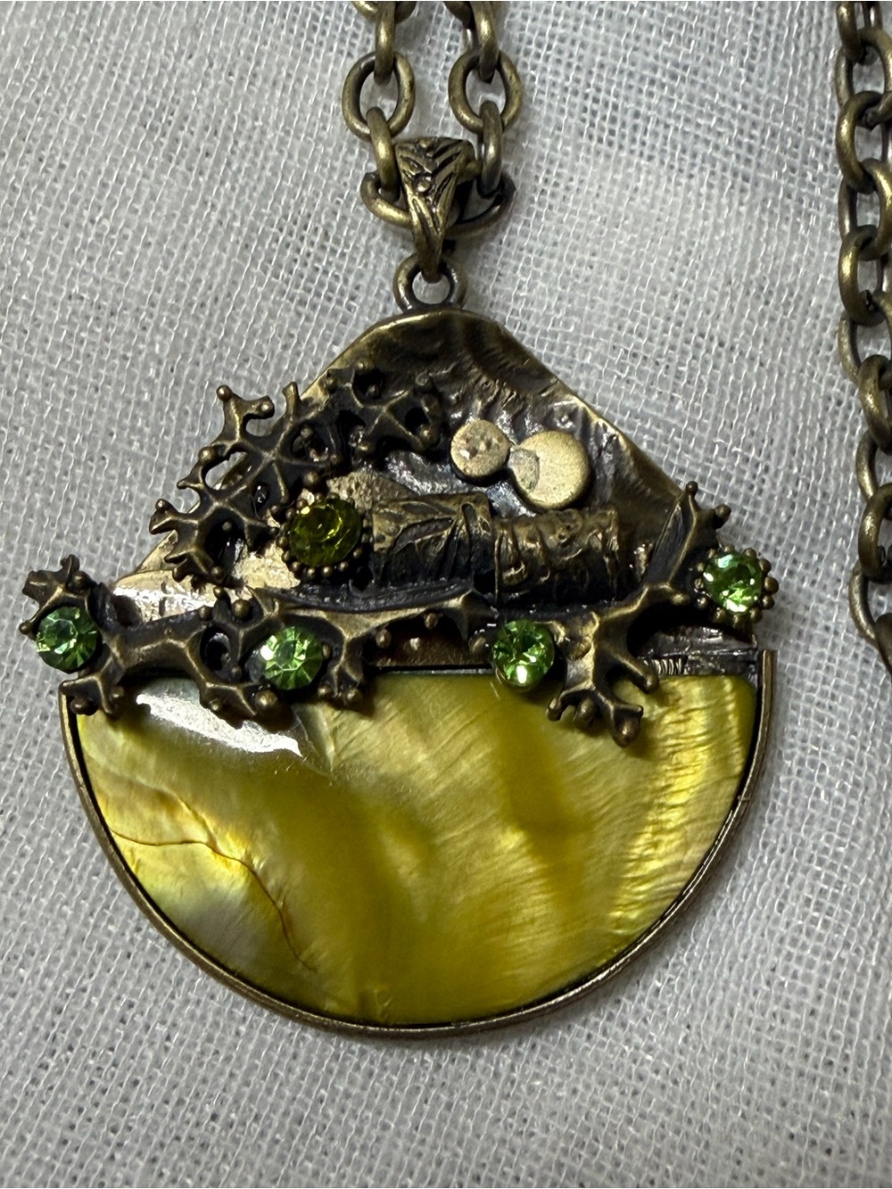 Vintage Brass Mother of Pearl Round Pendant Necklace Green Rhinestone Boho MOP - Picture 4 of 8